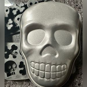 Skull baking and ice tray set